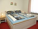 Schlafzimmer mit Doppelbett und Kleiderschrank